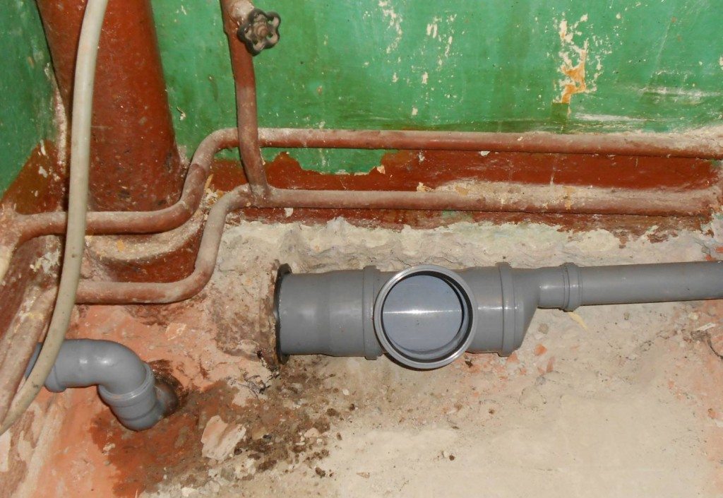Как заменить канализационную трубу в квартире