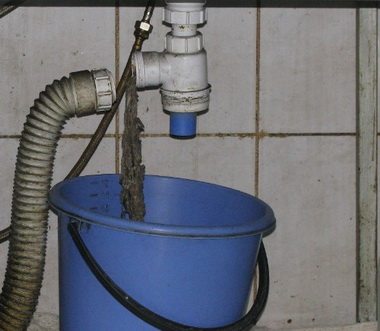 как прочистить канализационную трубу