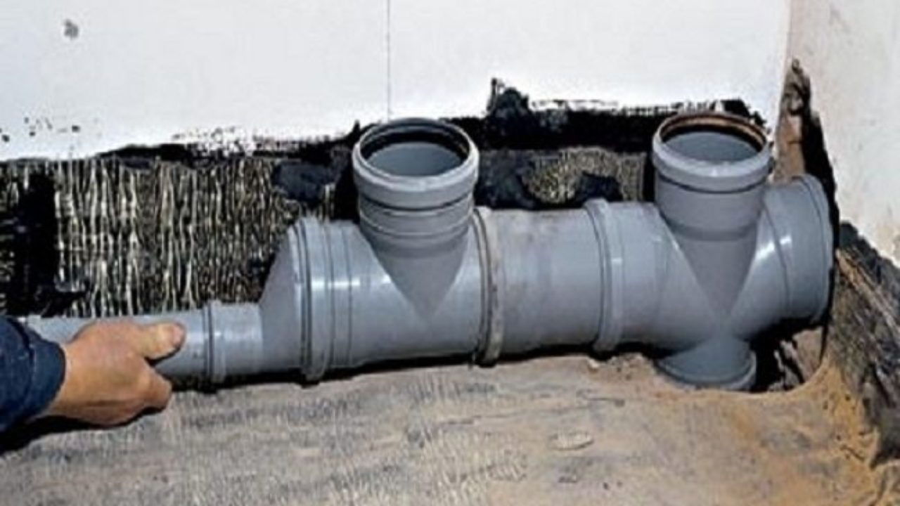 Соединение канализационных труб 110. Монтаж канализационной трубы 110 мм. Монтаж 110 канализационной трубы. Сливные трубы для канализации. Соединение канализационных труб.