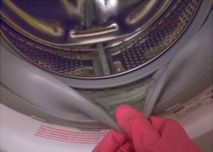 При очистки стиральной машинки не забудьте про резинку уплотнителя
