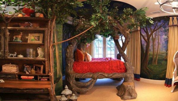 Кровать на деревьях