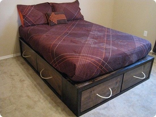 Кровать с встроенными выдвижными ящиками