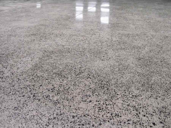Глянцевый бетонный пол с вкраплениями создает ощущения мрамора у вас под ногами.