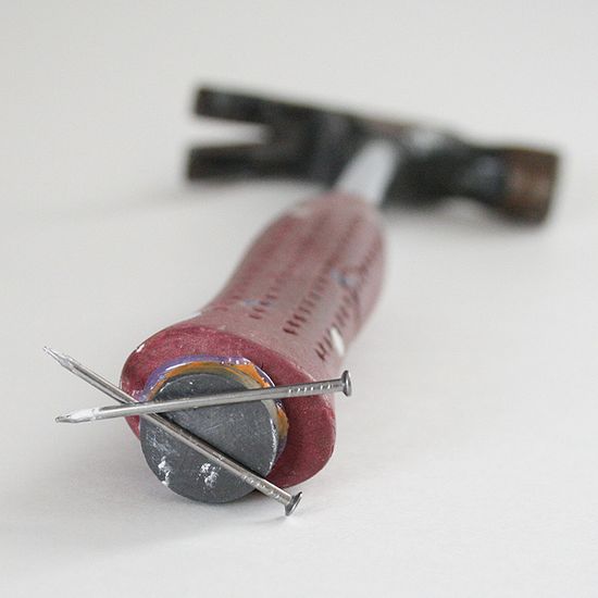 Магнит на ручке молотка помогает удобно иметь запас гвоздей.
