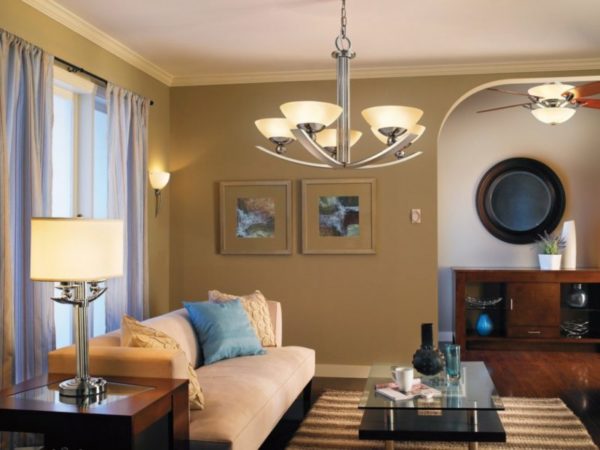 Все элементы освещения должны быть продуманными, чтобы составлять единое целое в интерьере гостиной.