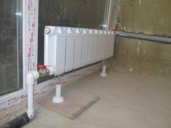 Установка кронштейнов для радиаторов отопления
