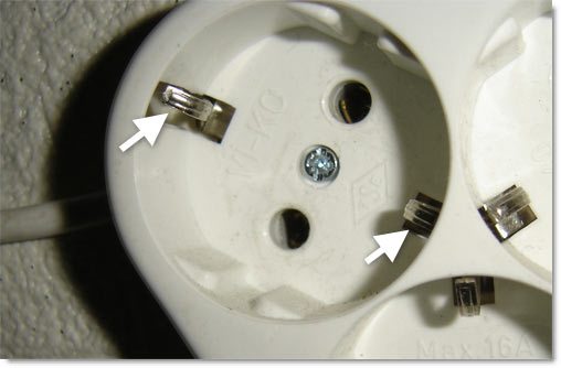 Контакты заземления в розетке должны быть соединены с корпусом электрощитка.